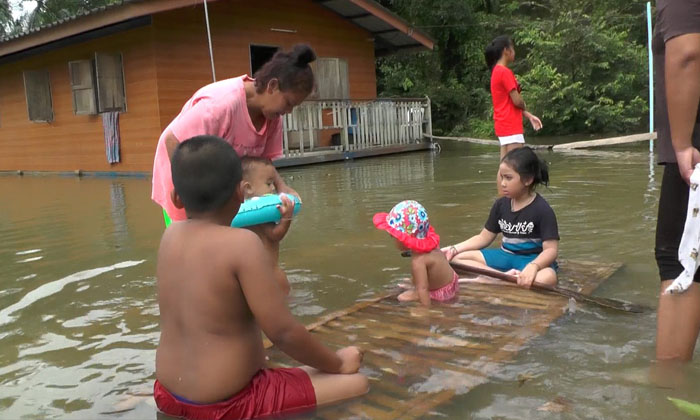 เด็กเล่นน้ำแทนไปเที่ยวงานวันเด็กแห่งชาติ เพราะน้ำท่วมบ้าน จ.สุราษฎร์ธานี