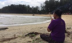 จุดธูปวอนหาดนราทัศน์ คลื่นกลืนร่างเด็กชายหายข้ามวัน หลังป้ายอมสละชีวิต