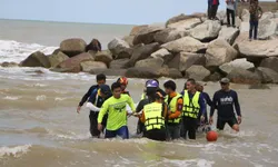 ค้นหา 23 ชั่วโมง พบแล้ว! เด็ก 6 ขวบ จมทะเลนราทัศน์ หลังป้ากระโดดน้ำสละชีวิตหวังช่วย