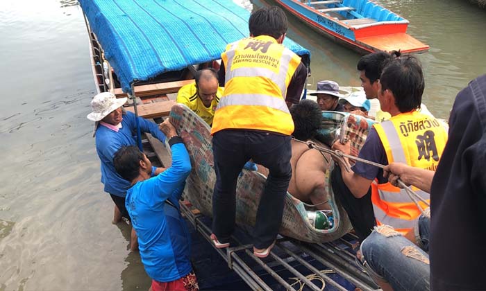 ทุลักทุเล เคลื่อนย้ายหนุ่มน้ำหนัก 300 กิโลกรัม ลงเรือ-ขึ้นรถ ไปโรงพยาบาล