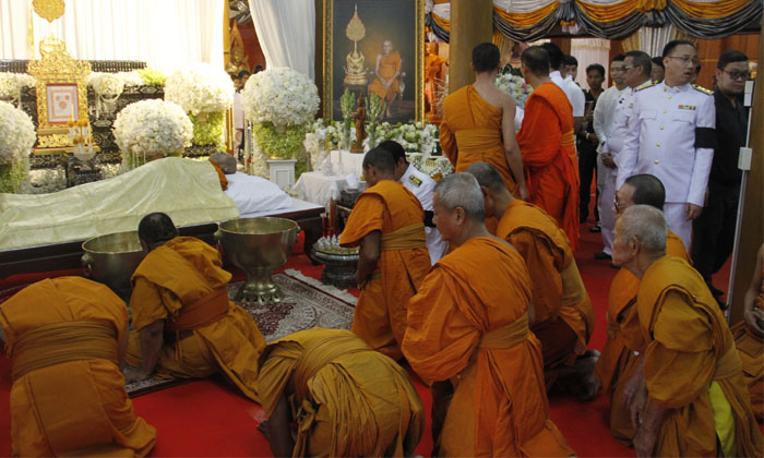 ล้นวัด! ประชาชน-ศิษยานุศิษย์กราบสรีระสังขาร "หลวงพ่อพูน" เกจิดังอยุธยา