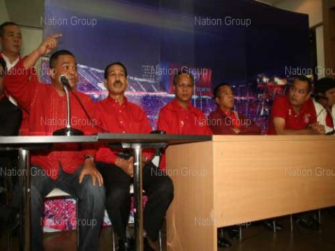 เสื้อแดงยุส่ง สนธิ เหมาะหน.พรรคพธม.