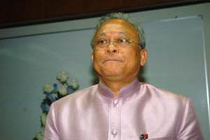 กฎเหล็กไม่ขลัง ไล่สุเทพส่อวืด ผู้นำชี้คดีอีกนาน