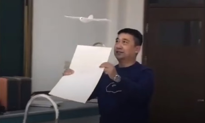 ไม่มีหลับ! ครูจีนโชว์บังคับ “เครื่องบินกระดาษ” นักเรียนฮือฮาสุดประทับใจ