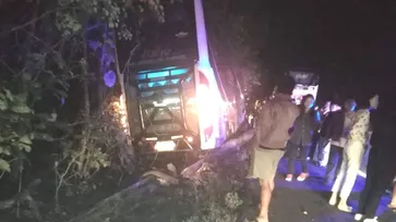 ระทึก! รถทัวร์แหกโค้งตกถนนก่อนพุ่งชนต้นไม้ ผู้โดยสารบาดเจ็บหลายราย