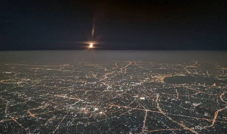 ภาพถ่ายจากห้องนักบินเผยให้เห็น "ฝุ่น" หนาแน่นเต็มน่านฟ้า ต่ำกว่า 9,000 ฟุตโดนหมด