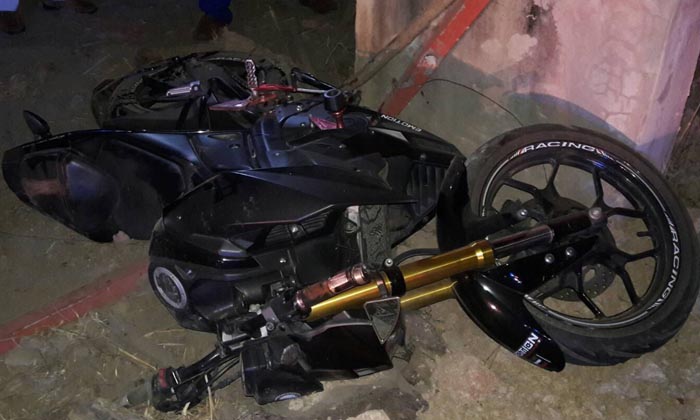 ดวง “เบญจเพส” แรง! สาวควบบิ๊กไบค์คันงามยังไม่ติดแผ่นป้ายแหกโค้งชนแท่งปูนเสียชีวิต