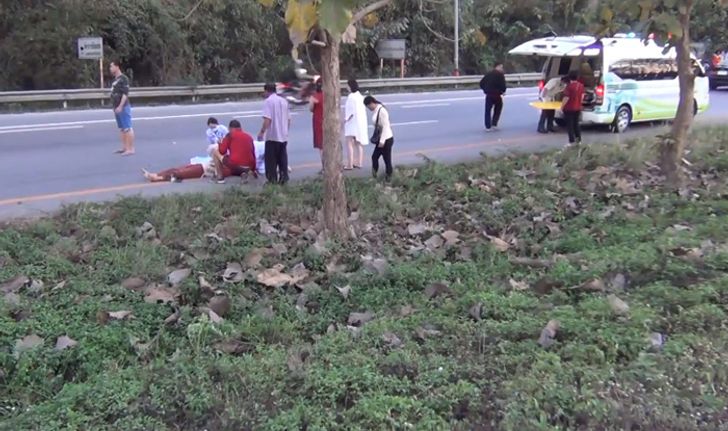 สามี-ภรรยาขับรถมอเตอร์ไซค์กลับบ้าน ระหว่างกลับรถถูกชนท้ายกระเด็นตกร่องสาหัส