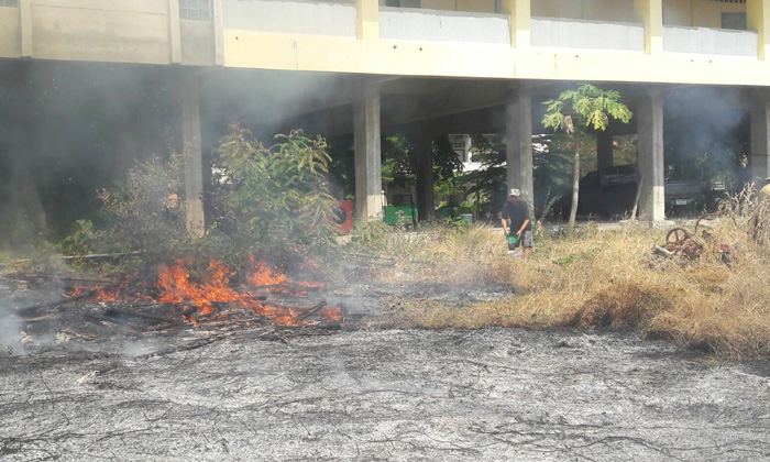ไฟไหม้หญ้าข้างโรงเรียน ระดมรถดับเพลิงเร่งฉีดสกัด หวั่นกระทบครู-นักเรียน