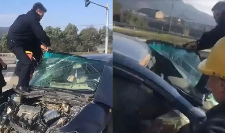 กดไลค์ ตำรวจจีนทุ่มสุดตัว งัด-ดึงกระจกมือเปล่า ช่วยคนเจ็บติดซากรถชน