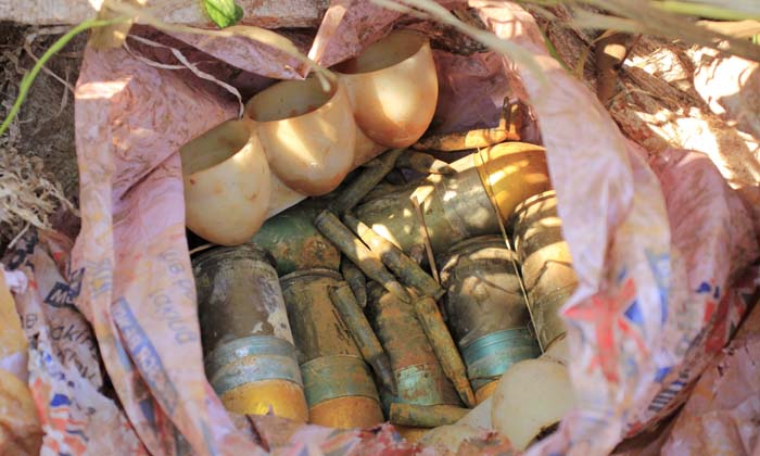 ชาวบ้านตะลึง! พบลูกระเบิด “เอ็ม 79” พร้อมอาวุธสงครามซุกถุงปุ๋ยทิ้งใต้ต้นกล้วย