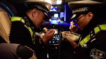 เร็วและเรียบง่าย “มื้ออาหารส่งท้ายปี” ของตำรวจ ผู้ไม่มีโอกาสได้กลับบ้านช่วงตรุษจีน