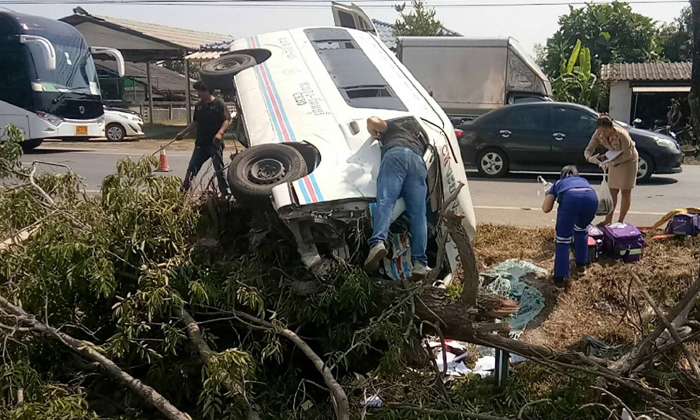 รถตู้โดยสารระยอง-จันทบุรี เสียหลักชนต้นไม้ คนขับอ้างรถมีปัญหาทำให้เกิดอุบัติเหตุ