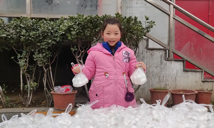 ปีหน้าก็ทำอีก เด็กหญิงจีน 9 ขวบ ใช้เงินอั่งเปาซื้อบัวลอยแจกคนกวาดถนน