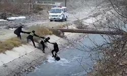 ลุ้นแทน ตำรวจจีนประสานมือ คว้าเด็กตกแม่น้ำไหลเชี่ยวขึ้นฝั่ง (มีคลิป)