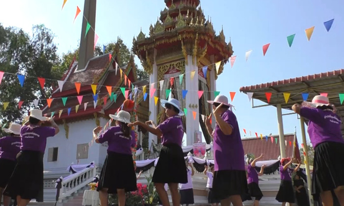 ชุดใหญ่ไฟกะพริบ! ขาแดนซ์รุ่นใหญ่ลาโลก เพื่อนๆ จัดรำวงหน้าศพตามคำสั่งเสีย