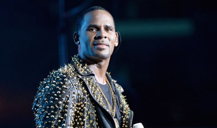 "R. Kelly" นักร้องชื่อดัง ถูกจับข้อหาข่มขืนเหยื่อเด็กสาววัยรุ่น อย่างน้อย 4 คน
