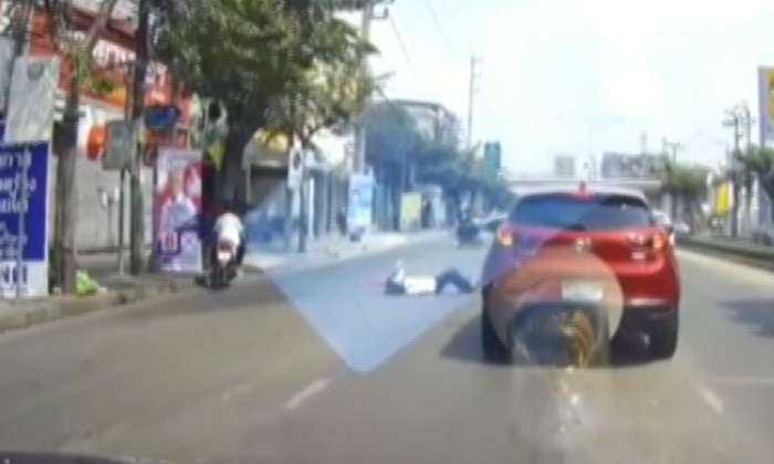 เดือดร้อนชาวบ้าน! วัยรุ่นโชว์เก๋า "ยกล้อ" เสียหลักล้ม เฉี่ยวรถส่งแก๊สถังร่วงตกกลางถนน