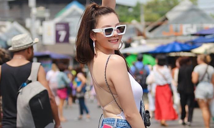 "ดิว อริสรา" แต่งตัวเดินตลาดนัดในวันแดดร้อน หลังขาว-ขาเนียน ชุดนี้แซ่บได้ใจ