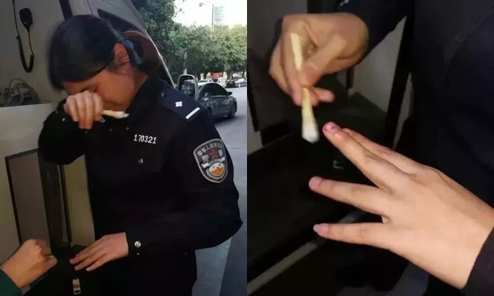 เจ็บจนร้องไห้ ตำรวจหญิงจีนรีบช่วยคน ถูกกัดนิ้วมือเกือบขาด