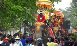 งานบุญประจำปี "นายกสมาคมฯ เลี้ยงไก่" ห่มสไบขึ้นหลังช้าง โปรยทานเงินสด 2 แสน