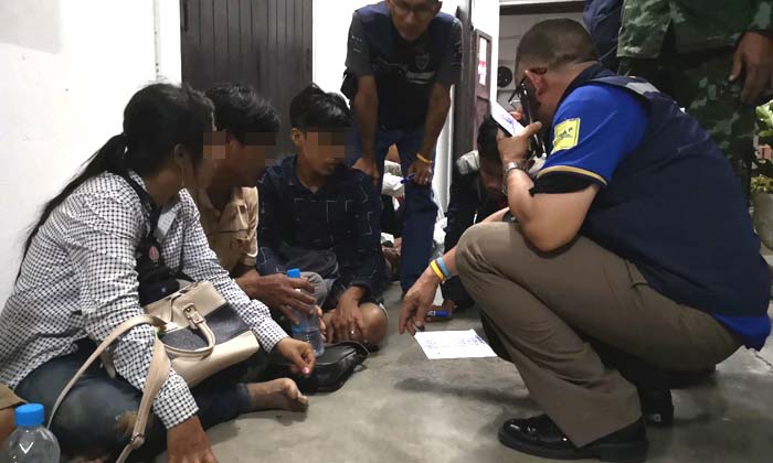 ทหารสนธิกำลังหลายหน่วย-สกัดจับ 12 แรงงานเมียนมา เดินข้ามเขาหวังลอบทำงานในไทย