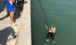 กู้ภัยโดดน้ำ! ช่วยชีวิตแม่เฒ่าวัย 73 ปีป่วยซึมเศร้าคิดสั้นโดดสะพานเทียบเรือริมทะเล