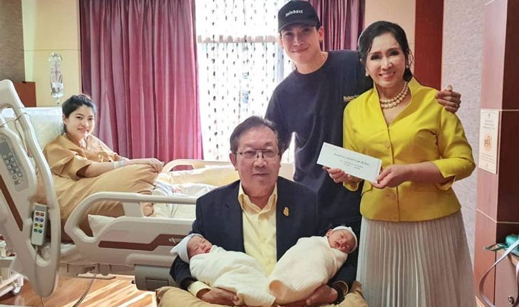 คุณปู่คุณย่านำซองมารับขวัญหลาน "มีก้า-มีญ่า" ลูกแฝดของ "ป๊อก-มาร์กี้" ส่องเลยกี่ล้าน!