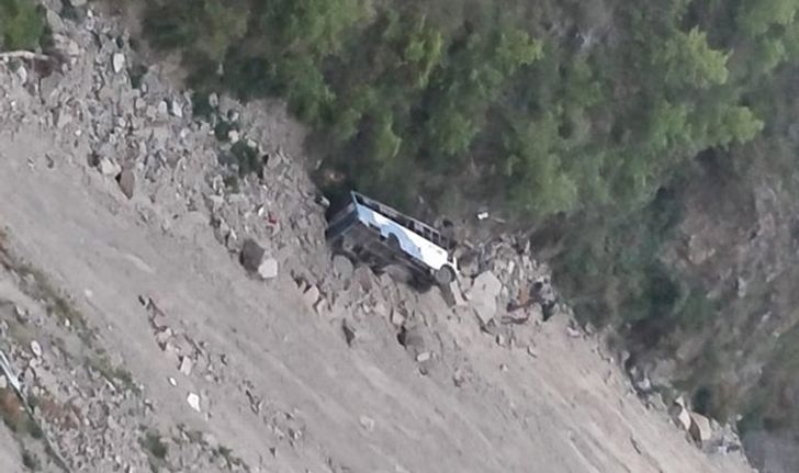 รถบัสอินเดียตกถนนแคบ พุ่งดิ่งลงเหวลึกเขาหิมาลัย เสียชีวิต 10 ศพ