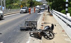 รถบรรทุกพ่วง 18 ล้อต้องสงสัย แซงไม่พ้นล้อหลังเหยียบหัว ลุงวัย 49 ดับคาสะพาน