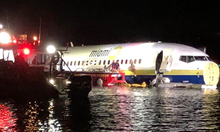 ระทึก! เครื่องบินไถลตกแม่น้ำขณะลงจอด 136 คน รอดชีวิตปาฏิหาริย์
