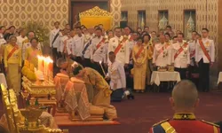 พระราชพิธีบรมราชาภิเษก: ในหลวงทรงกราบถวายบังคมพระบรมอัฐิและพระอัฐิ