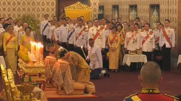 พระราชพิธีบรมราชาภิเษก: ในหลวงทรงกราบถวายบังคมพระบรมอัฐิและพระอัฐิ