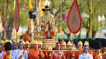 พระราชพิธีบรมราชาภิเษก: ในหลวงเสด็จฯ เลียบพระนคร "พระบรมราชินี-เจ้าฟ้าพัชรกิติยาภาฯ" ร่วมริ้วขบวน