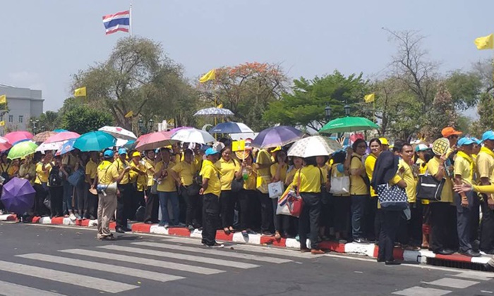 ประชาชนใส่เสื้อเหลือง เริ่มจับจองพื้นที่รอเฝ้าฯ ในหลวง เสด็จออก ณ สีหบัญชร