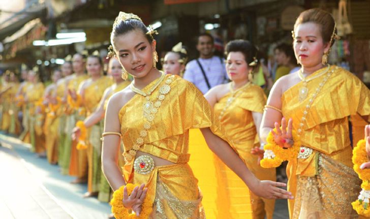 ชาวชุมชนตลาดเฉลิมลาภประตูน้ำ ร่วมรำถวายพระพร เนื่องในโอกาสมหามงคลพระราชพิธีบรมราชาภิเษก ร.10