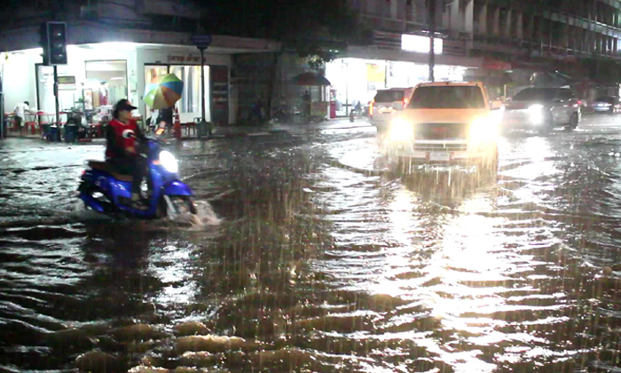 ฝนตกหนักนานนับชั่วโมง ส่งผลให่น้ำท่วมขังถนนเขตเทศบาลเมืองราชบุรี