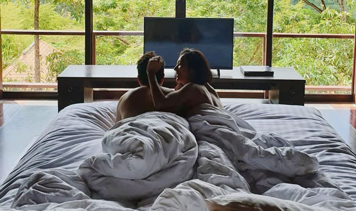 "น้ำหวาน เดอะเฟซ" ฉลองครบรอบแต่งงาน 1 ปี ด้วยภาพเซ็กซี่บนเตียงกับสามี