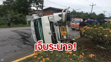 รถตู้โดยสารเสียหลักพลิกคว่ำ ชนเสาไฟฟ้าเกาะกลางถนนที่พัทลุง เจ็บเพียบ!