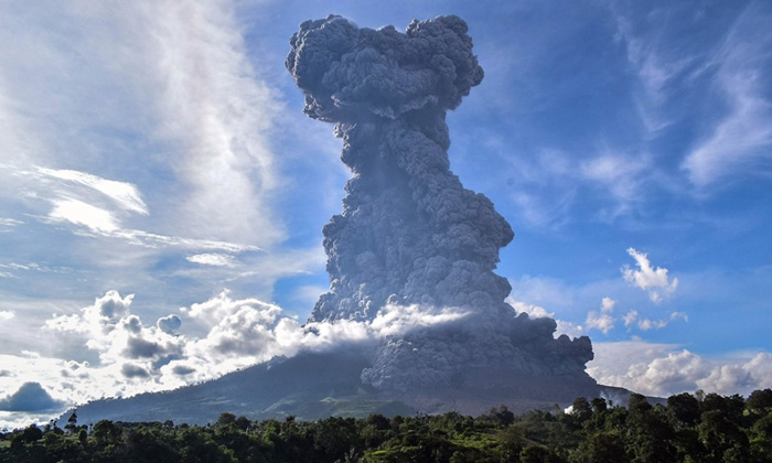 อินโดฯเตือนภัย! ภูเขาไฟเกาะสุมาตราปะทุหนัก พ่นเถ้าควันสูงกว่า 7 กม.