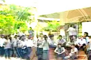 ปทุมวันประท้วง ปิดถนน จี้อธิการชี้แจง