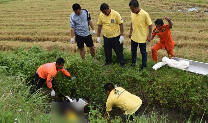 สุดสลด! หนุ่มหาปลาโชคร้ายพลาดลื่นล้มพร้อมอุปกรณ์ช็อตปลา ดับคาที่