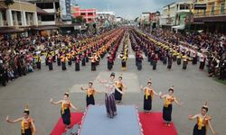 อลังการคนแห่นับหมื่น "ญาญ่า อุรัสยา" รำเจ้าแม่นาคี บวงสรวงพญานาคริมโขง