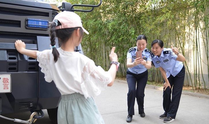 สังคมจีนชื่นชม "กลุ่มตำรวจคุณแม่" ผู้พิทักษ์เด็กกำพร้าที่โชคดีที่สุดในโลก