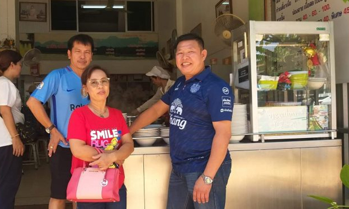 1 ในผู้โชคดีถูกหวย 30 ล้านบาท เปิดร้านเลี้ยงก๋วยเตี๋ยวฟรี 2 วัน