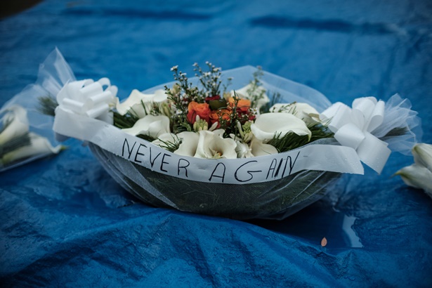 ตะกร้าดอกไม้พร้อมสโลแกน Never Again เนื่องในวันครบรอบ 25 ปี เหตุการณ์ฆ่าล้างเผ่าพันธุ์ในรวันดา