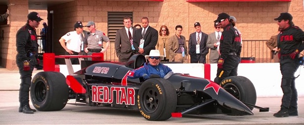 การแข่งรถซิ่งธงอเมริกา กับรถ Red Star ซึ่งแทนสัญลักษณ์การห้ำหั่นของอเมริกากับคอมมิวนิสต์ใน Charlie’s Angels เวอร์ชั่นปี 2000