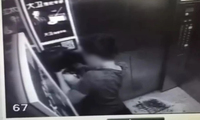 22 วินาทีสุดระทึก เด็กหญิงถูกเพื่อนรุ่นเดียวกัน จู่โจมบีบคอคาลิฟต์