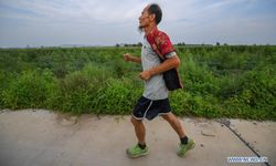 ชายจีนผู้เคยวิ่ง 12,000 กิโลเมตร ข้าม 16 มณฑล สวมเสื้อคลุมระลึกถึงภรรยาที่จากไป