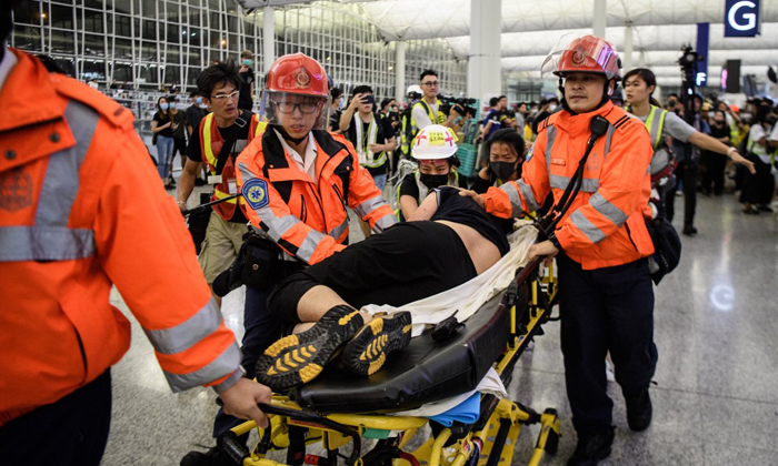 สนามบินฮ่องกงเดือด! กลุ่มผู้ประท้วงปะทะตำรวจกลางดึก ฝ่าช่วย 2 ผู้บาดเจ็บ